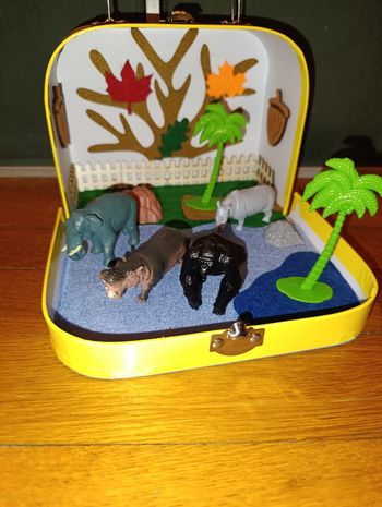 Valise carton et animaux 