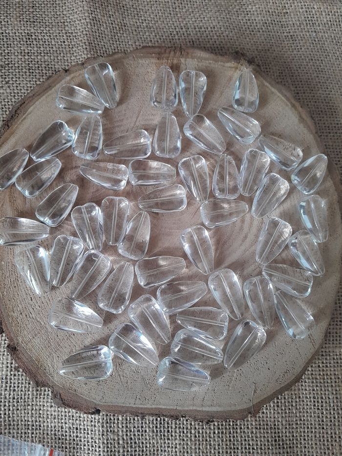 Lot de 50 grosses perles en verre gouttes transparente.