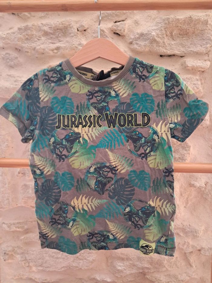 Tee shirt jurassic world 6 ans très bon état