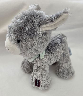 Doudou peluche Les amis Régliss âne grelot - KalooDoudou peluche Les amis Régliss âne en velours poils de couleur gris et en velours de couleur blanc. 
Oreilles avec bruit de papier froissé. 
 Bruit de grelot dans la tête.
Petites billes dans le corps .
F