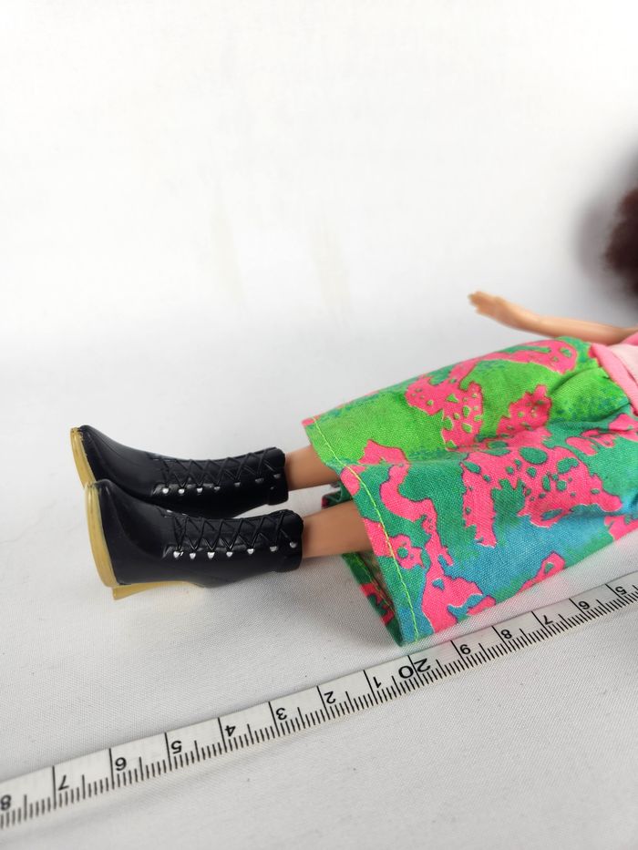 Poupée Bratz Vintage - Robe Rose/Vert Motif NÉON - Bottes Noires - Attache Bleue - photo numéro 6
