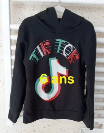 Sweat avec capuche noir imprimé blanc rouge vert Taille 6 ans