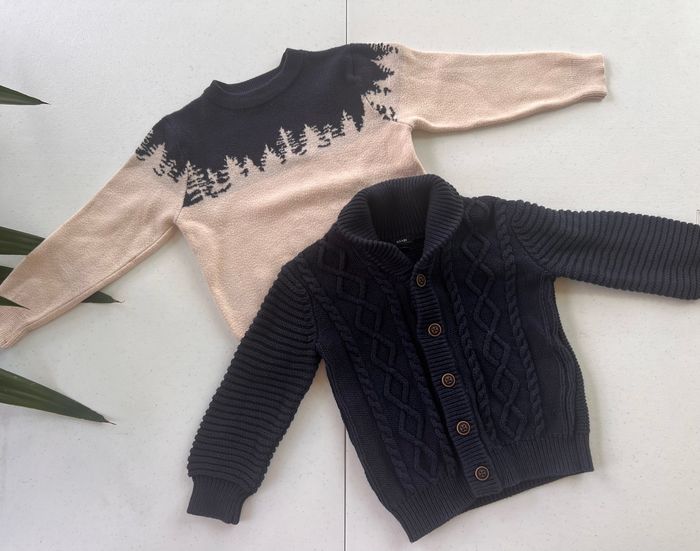 Lot de deux pulls gilets Kiabi shein  Très bon état  Taille 2 ans 92 cm  Prix que sur les lots          #bebefille6mois   #bebegarcon #naissance #naissancegarcon #nourrisson #maternité #sacfemme #grossesse #ensemblebebe #prixnegociable #prixlots #chauffeb - photo numéro 2