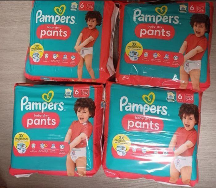 4 paquets des couches Pampers taille 6
