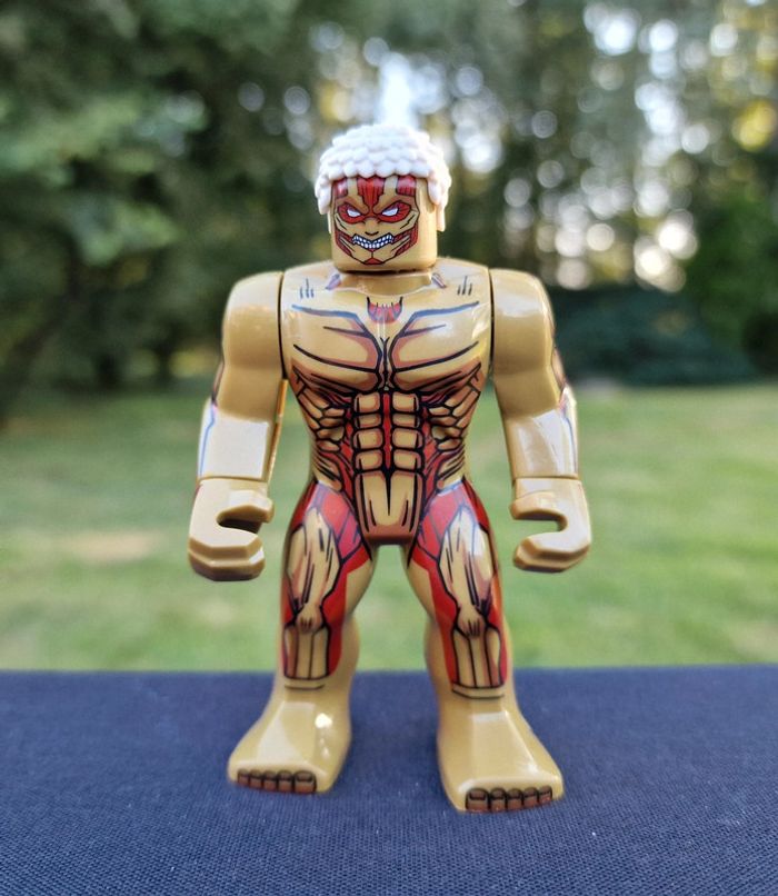 Minifigure Manga L'attaque des Titans  Le titan Blindé n1.2