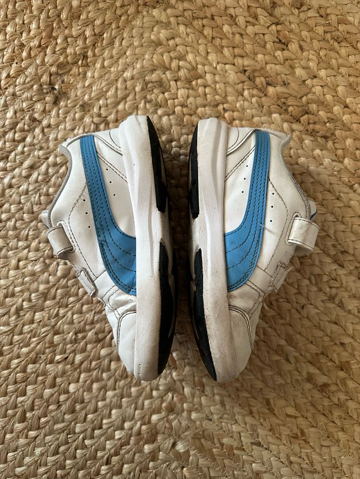Baskets puma blanc/bleu pointure 31 bon état à scratch - photo numéro 2