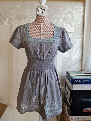 Robe, courte, grise, en coton, longueur 75cm, en très très bon état, marque Cache Cache =6€