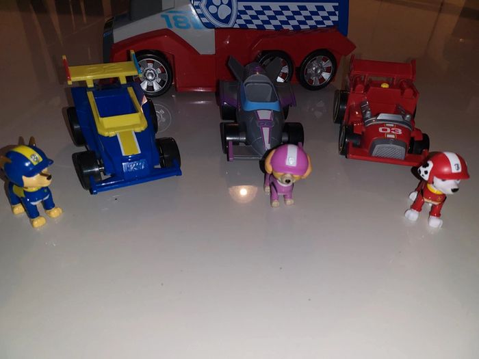 Camion paw patrol - 3 voitures de courses et 3 figurines - photo numéro 2