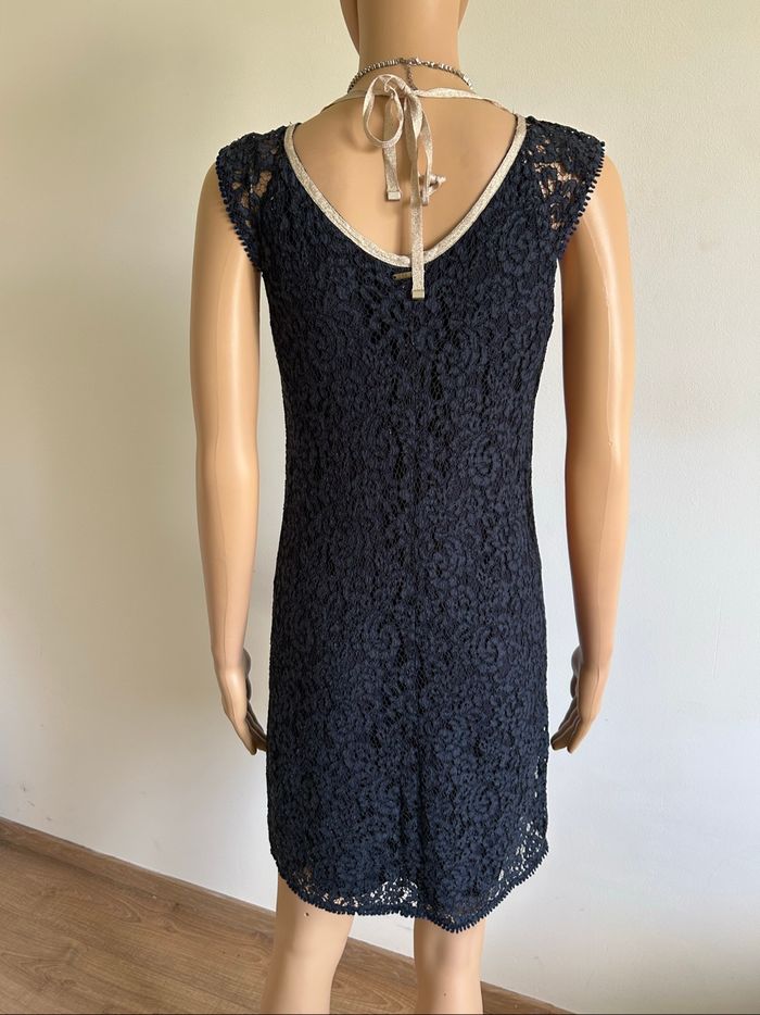 Robe bleue marine en dentelle One Step taille 36 TBE - photo numéro 5