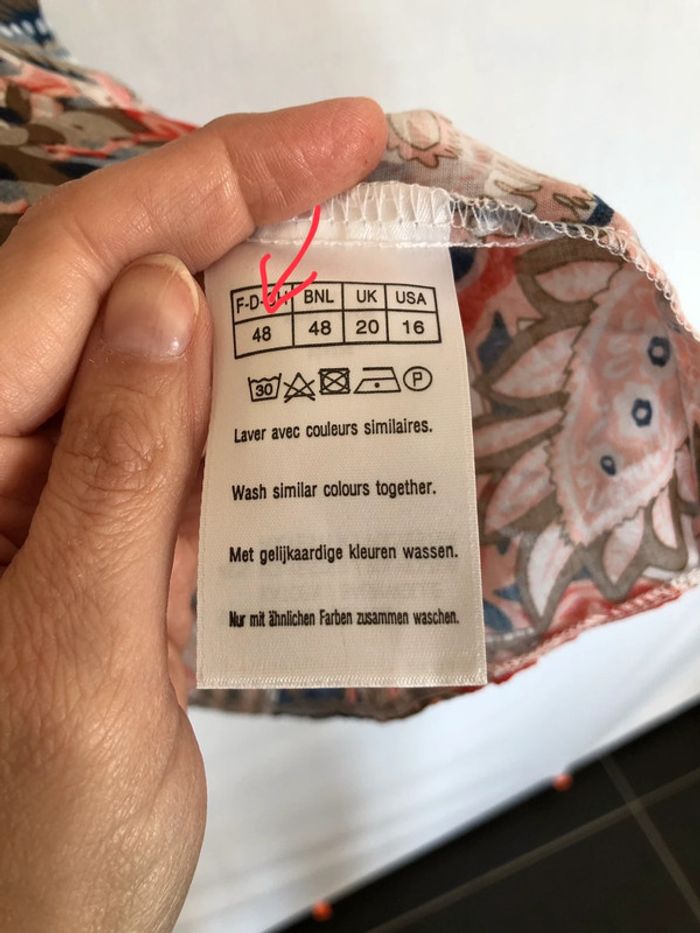 Chemise tons de rouge et noir fleurie taille 48 Damart bon état - photo numéro 12