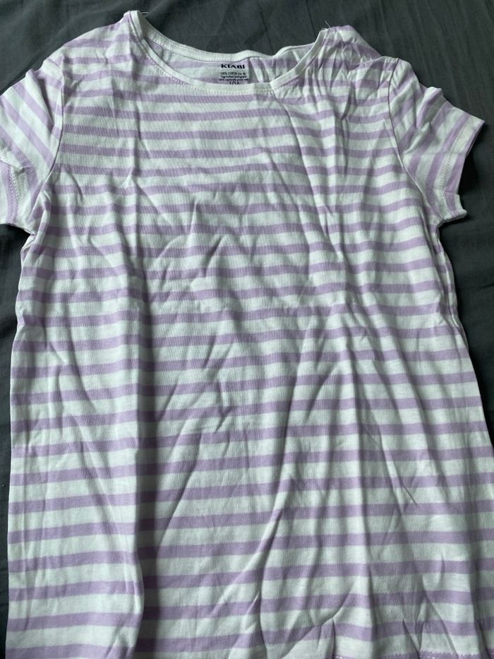 T shirt blanc à rayures mauves.