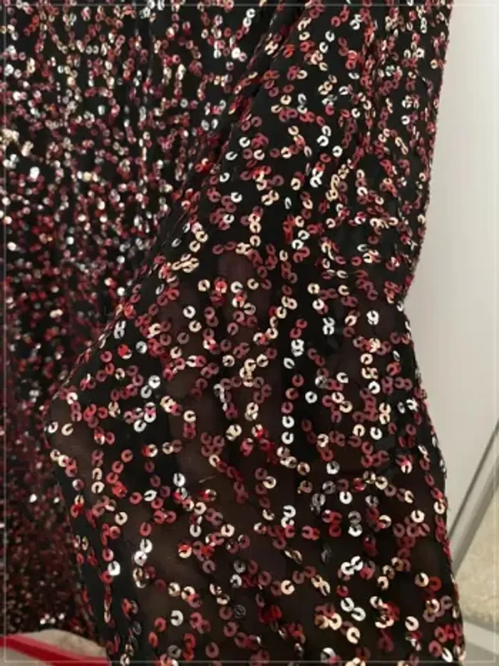 Robe sequins dos nu noir rouge et argent H&M - photo numéro 4