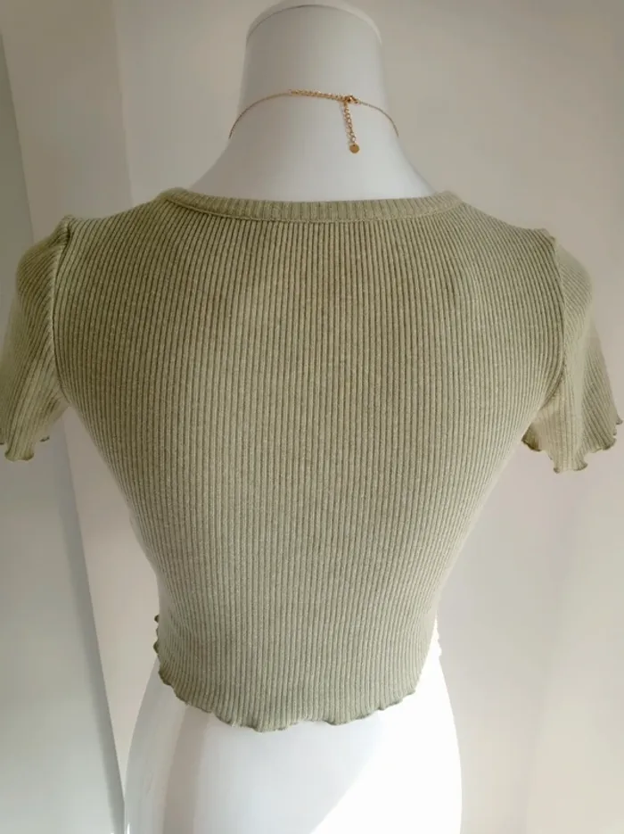 Haut court crop top côtelé vert amande boutons col V T.38 Pull&Bear - photo numéro 4