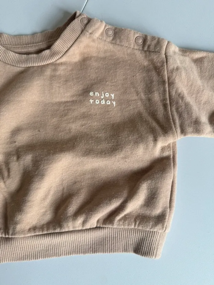 Pull Kiabi beige en très bon état taille 3 mois - photo numéro 2