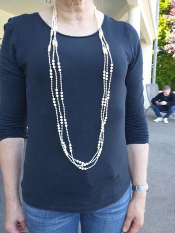 Lot de trois colliers type perles blanches fantaisie