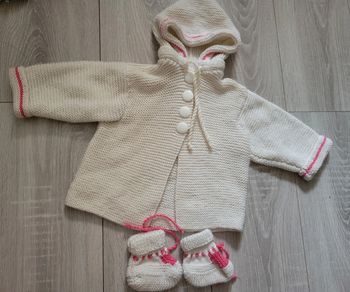 Veste et chaussettes bébé naissance