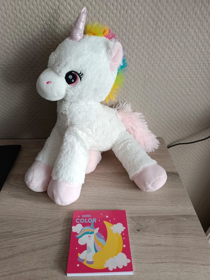 Peluche licorne avec carnet de coloriage licorne