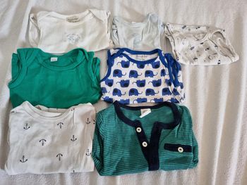 Lot de 7 bodies taille 6 mois