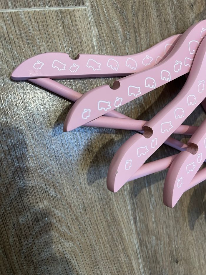 Lot 6 cintres enfant en bois rose - photo numéro 4