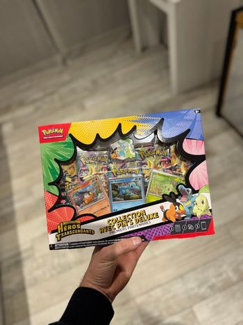 Coffret Pokémon Collection avec Pin's Deluxe Premiers Partenaires - Neuf Scell