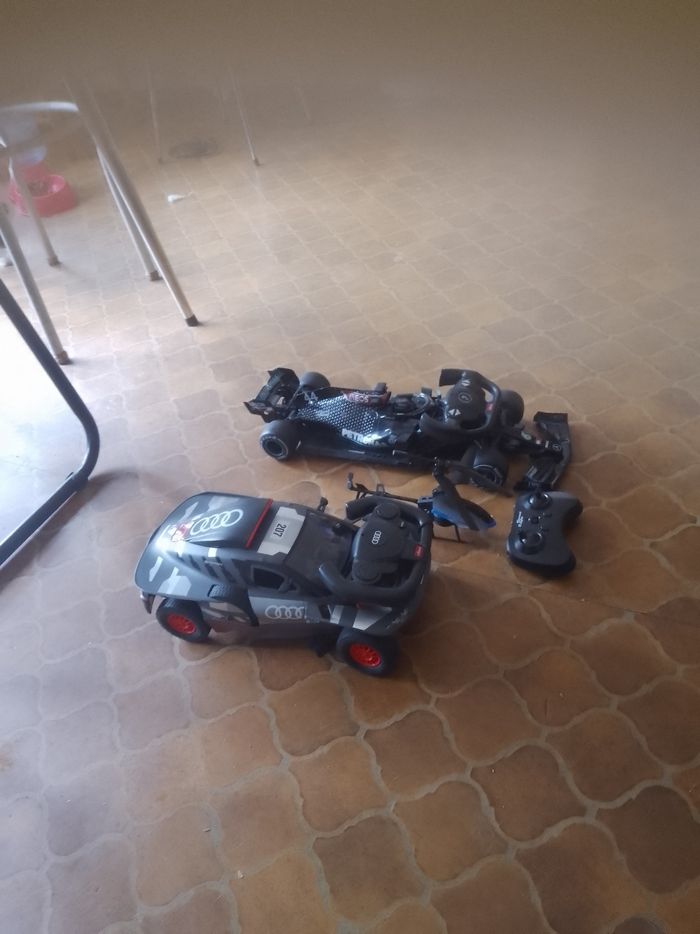 Vend voiture télécommandée plus hélicoptère