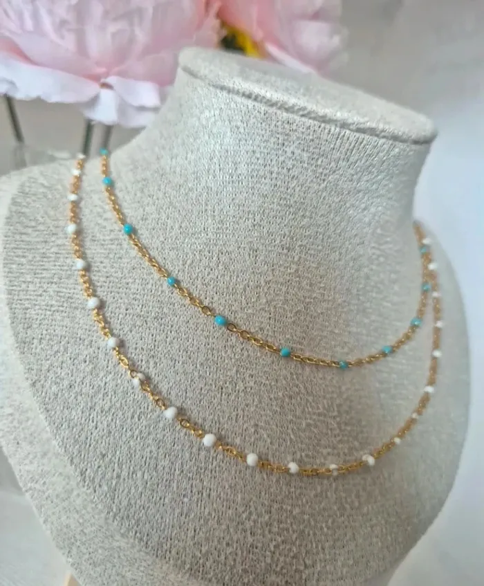 Lot de 2 colliers ras du cou Dorée en acier inoxydable perles blanches et turquoises - photo numéro 2