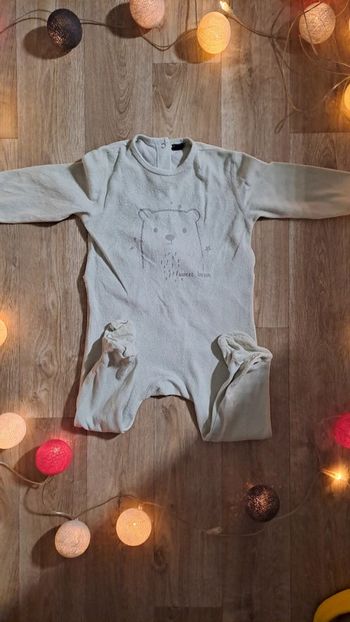 Pyjama une pièce velours taille 24 mois vert pale Kiabi