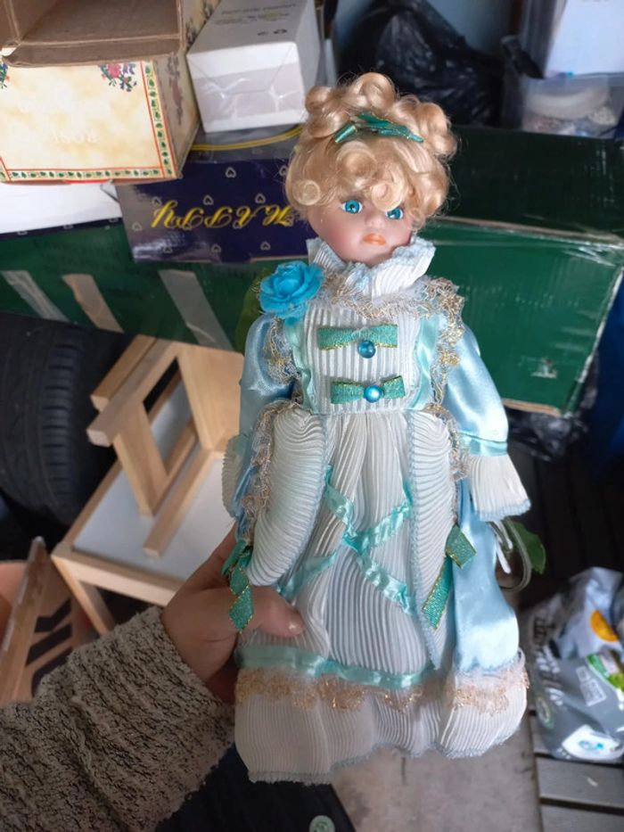 Poupée porcelaine