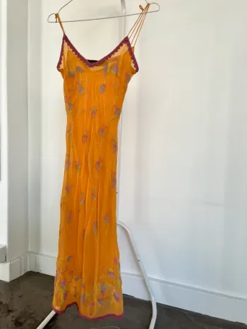 Robe longue brodée en soie orange AAAYAL
