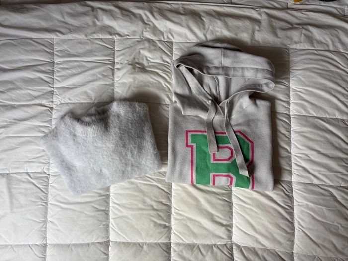 Lot pulls S doux et confortable : Pull gris avec B vert et rose + Pull court blanc