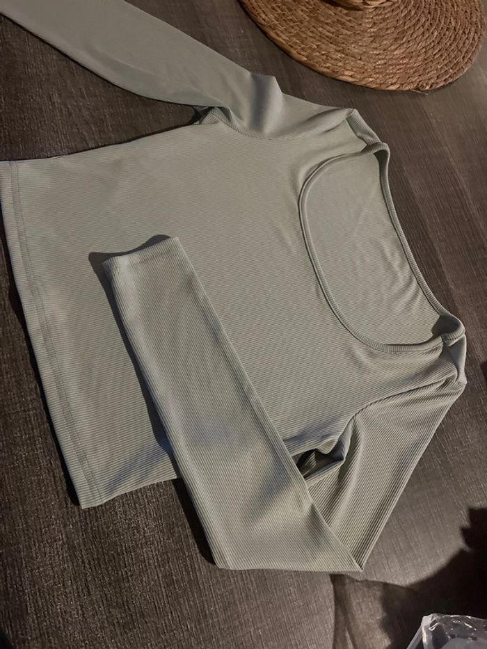 T-shirt manches longues neuf jamais porté, taille 36 - photo numéro 2