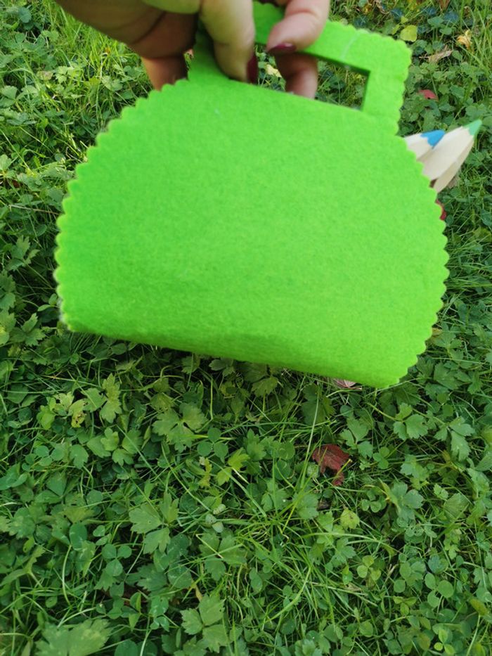 Petit sac en feutrine vert avec les gros crayons de clouleur - photo numéro 4