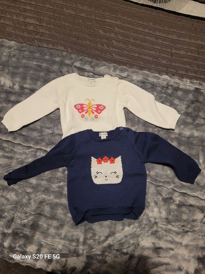 Pulls bébé fille  9 mois bon état à vendre.
