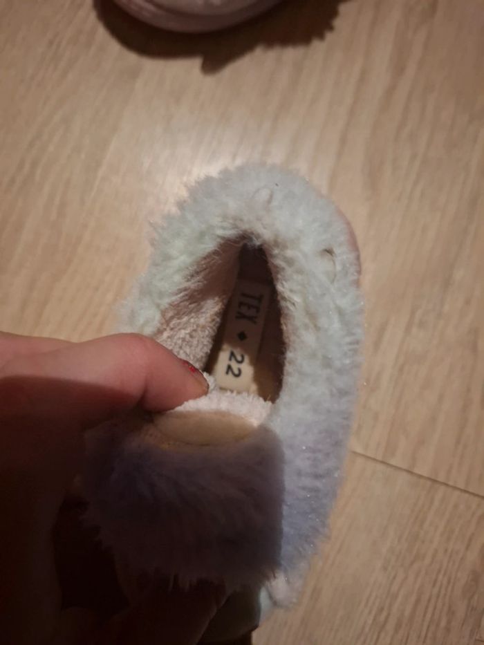 Pantoufle enfant licorne taille 22 porté quelques fois