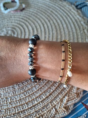 Bracelet fantaisie dans les tons argenté et noir