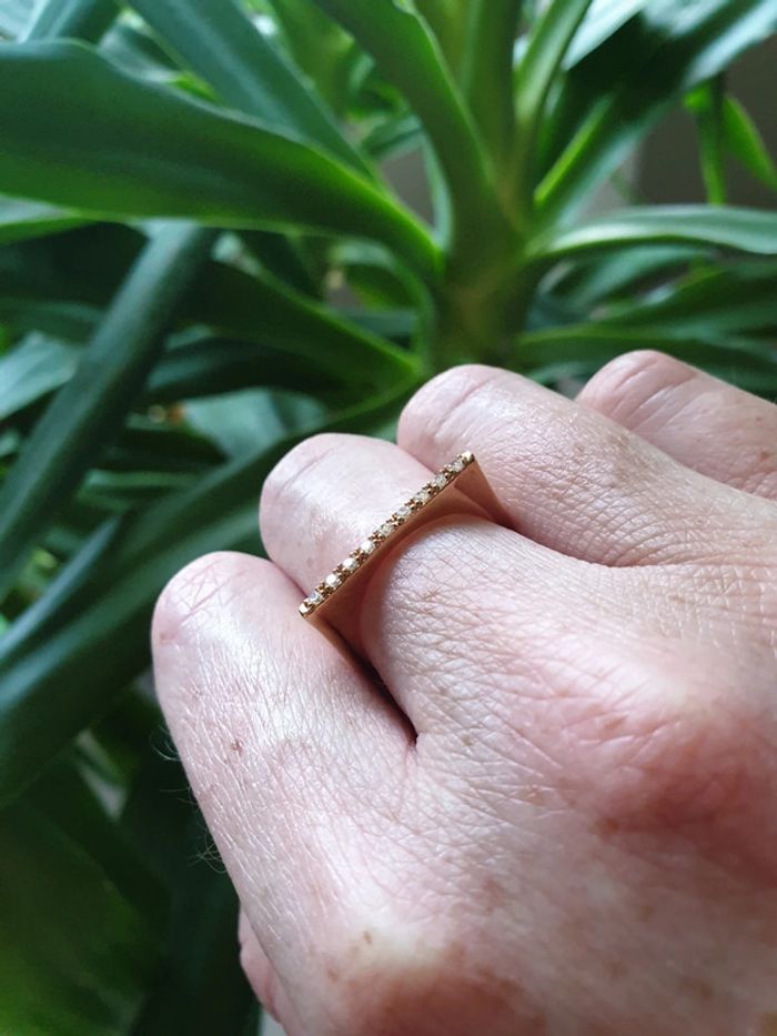 Bague fine fil carré plaqué or et oxydes de zirconium Taille 56 neuve - photo numéro 3