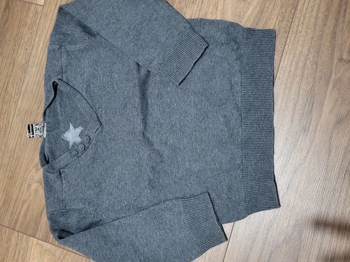 Pull tape à l'œil 3 ans ,un bouton est cassé voir photo - photo numéro 2