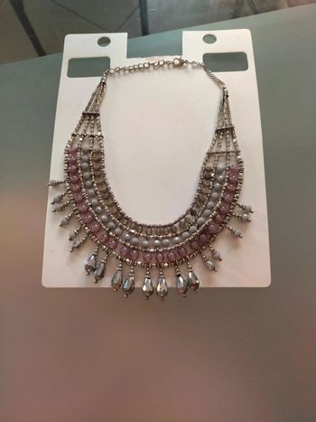 Très joli collier idéal pour une occasion
