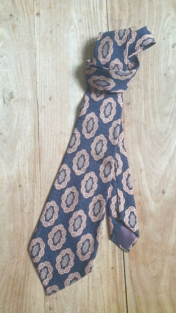 Accessoire de mode cravate en soie bleu marine et rose poudré