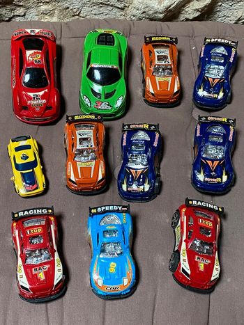 Lot de 11 voitures en plastique