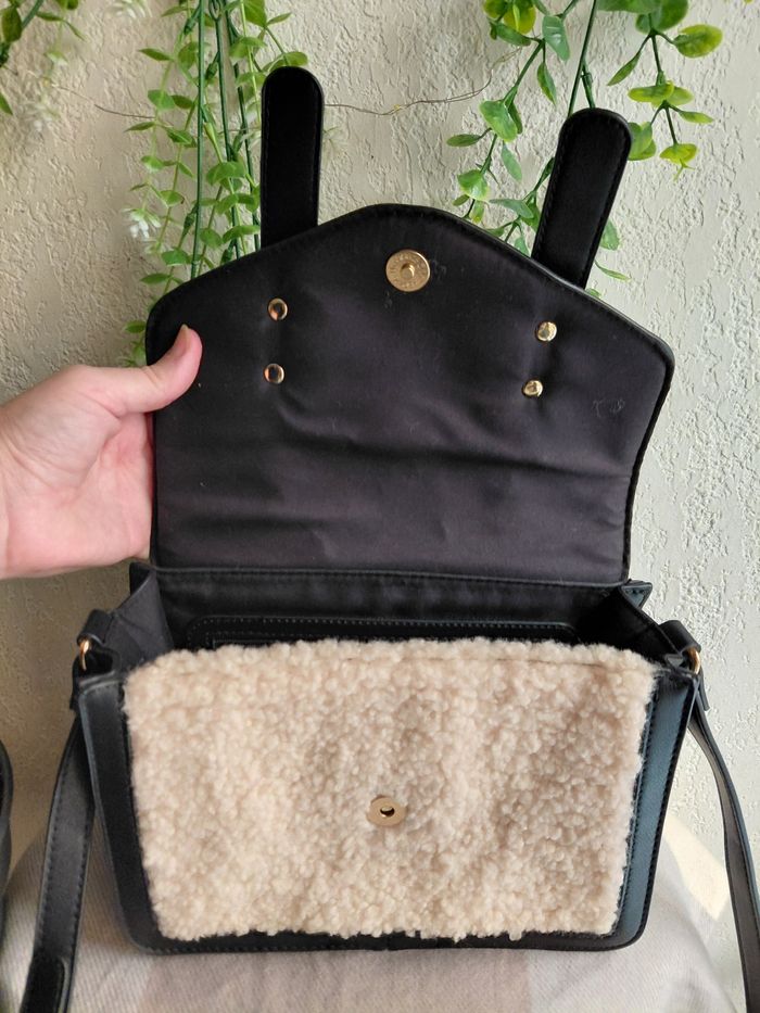 Sac bandoulière noir avec moumoute - photo numéro 5