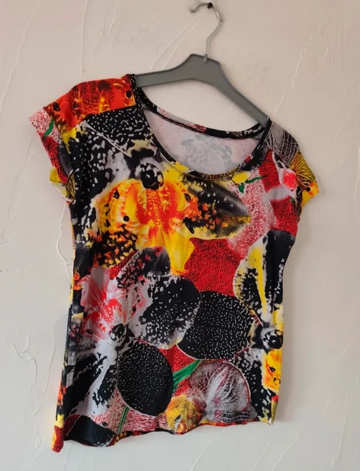 Magnifique tee shirt / top court taille 38 - photo numéro 4