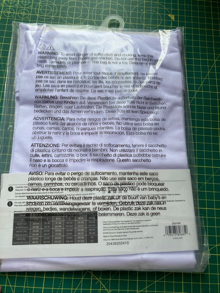 T shirt blanc neuf col V cricut - photo numéro 2