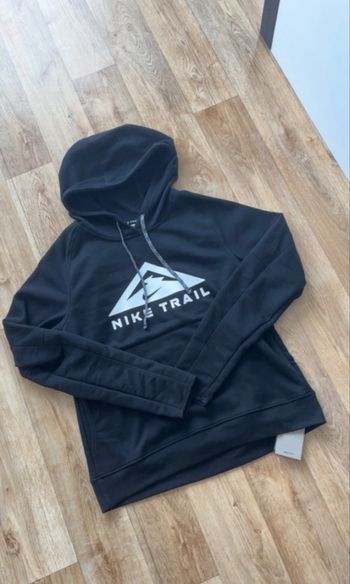 Pull Nike trail noir 