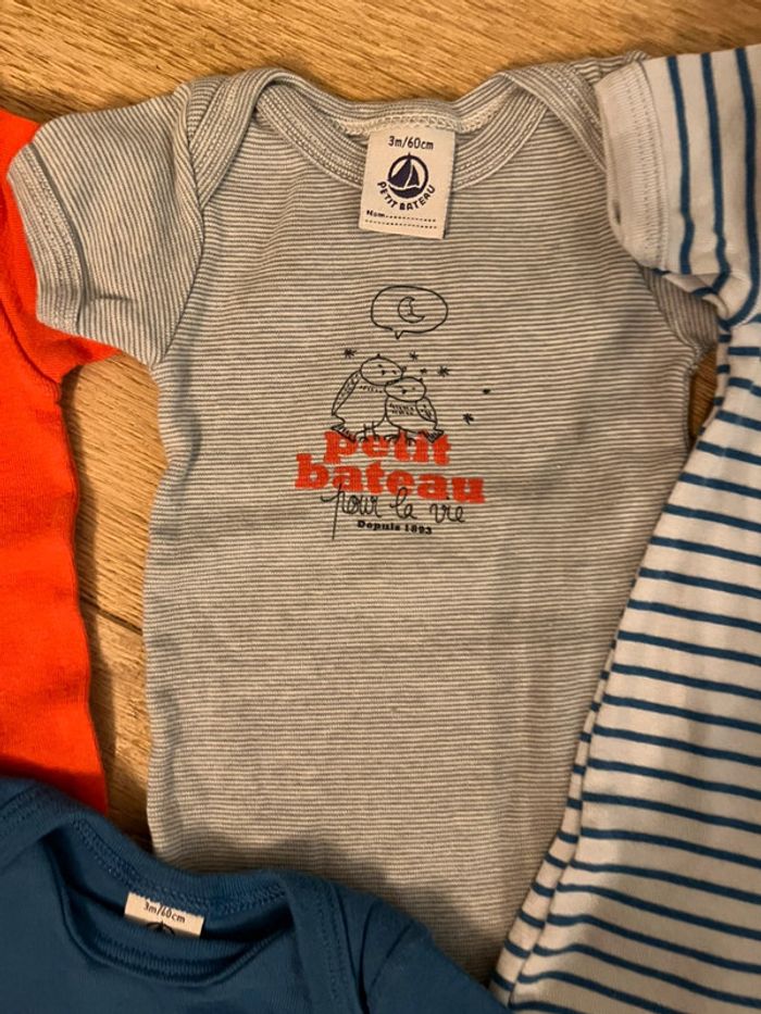 Lot de 5 bodies manche courte petit bateau 3 mois très bon état - photo numéro 10