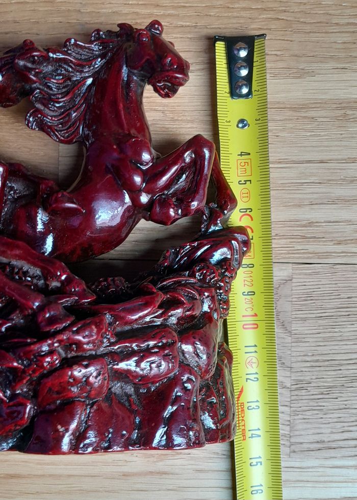 Sculpture rouge bordeaux de trois chevaux en résine - photo numéro 8