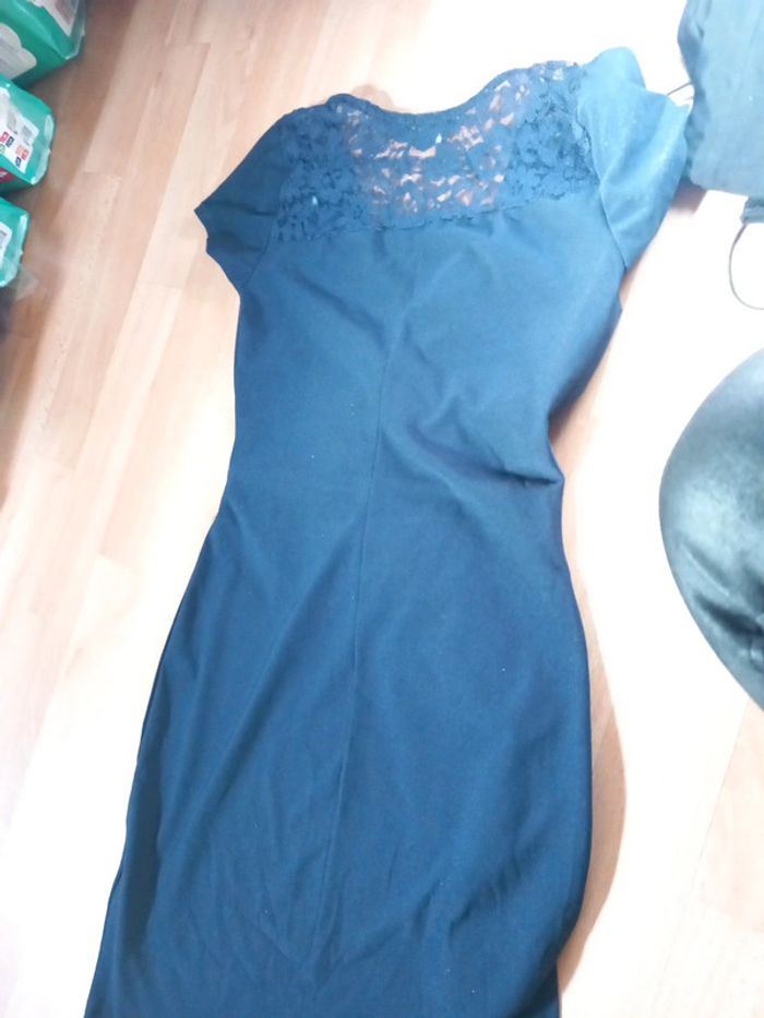 Vend robe femme dentelle sur le dos - photo numéro 2