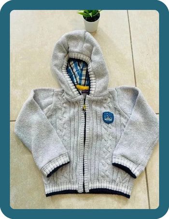 Très beau gilet avec capuche gris clair 18 mois sergent major