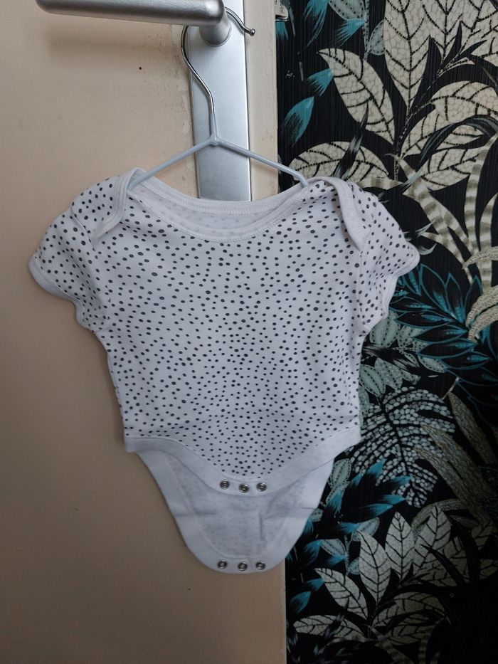 Deux bodies manche courte