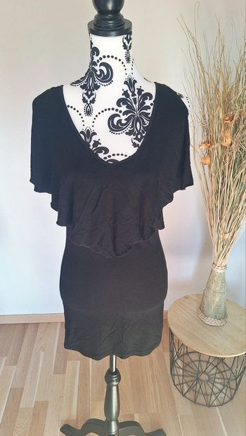 Superbe robe noir sexy avec son décolleté plongeant devant et dans le dos